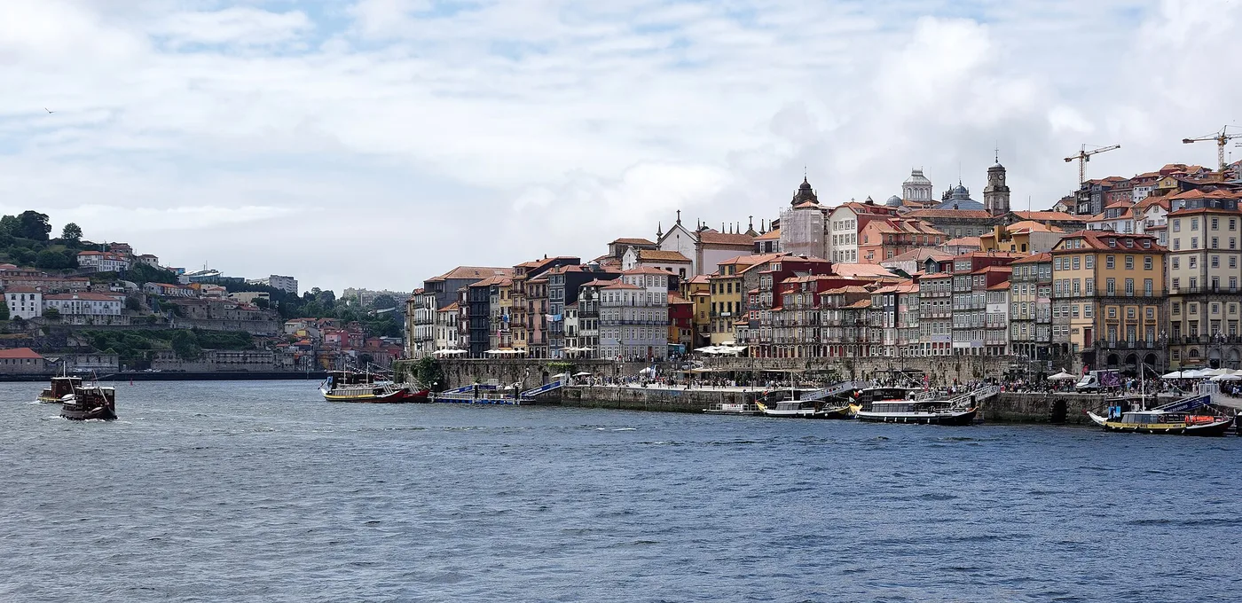 A photographic view of Porto by the Douro River